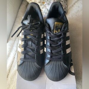COPY - Black Adudas Superstars w/ white strips. Fits 7.5-8 woman’s.